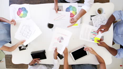 Business-people-using-computers-at-a-desk,-overhead-shot