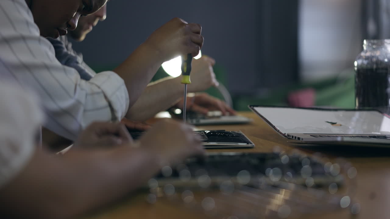 hardware, mantenimiento y manos de personas