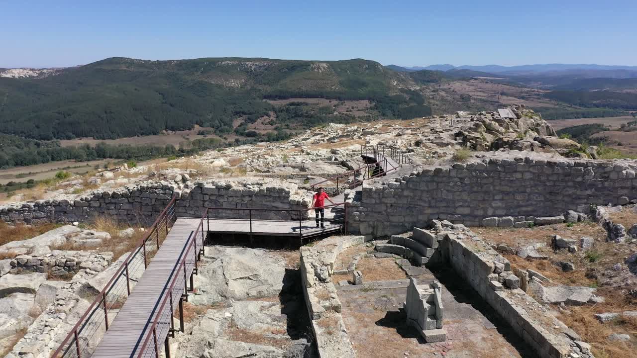 un avión no tripulado en retirada disparado sobre la antigua ciudad de perperikon, un importante sitio histórico ubicado en la provincia de kardzhali, en bulgaria