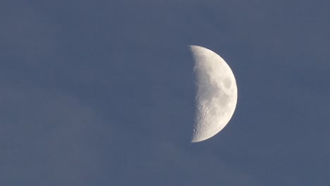 media luna y nubes en movimiento, nube y luna en el cielo azul,