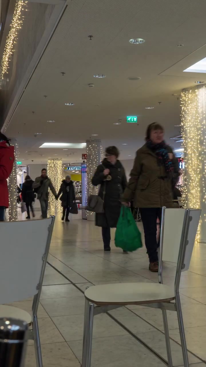 Timelapse di clienti che camminano nel centro commerciale