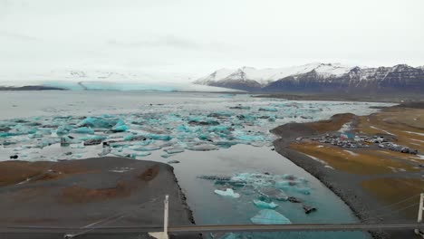esto es un dron, grabación aérea de la llamada playa de diamantes en islandia