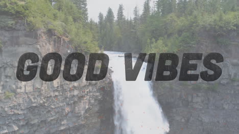 animación de las palabras buenas vibraciones escritas en letras negras sobre la cascada del bosque