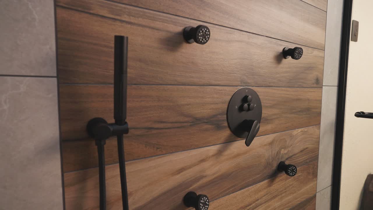 una toma de los accesorios de baño de la ducha