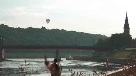 Toma-Estática-De-Globo-Aerostático,-Torre-De-La-Iglesia-Y-Puente-Mientras-Brilla-El-Sol