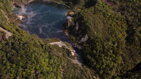 impresionante vista de pájaros del lago de sartén frito