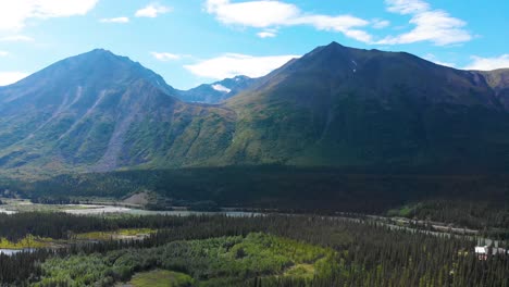 Video-De-Drones-De-4k-De-La-Hermosa-Cordillera-Sobre-El-Río-Chulitna-Cerca-Del-Parque-Nacional-Y-Reserva-Denali,-Ak-Durante-El-Verano