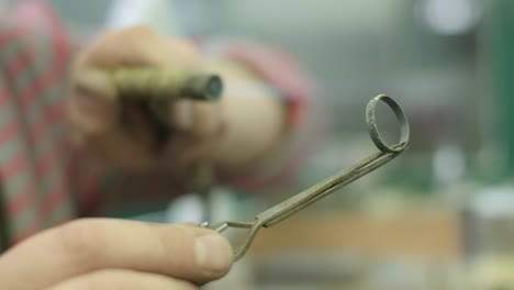 primeros planos de un artesano haciendo joyas en un taller