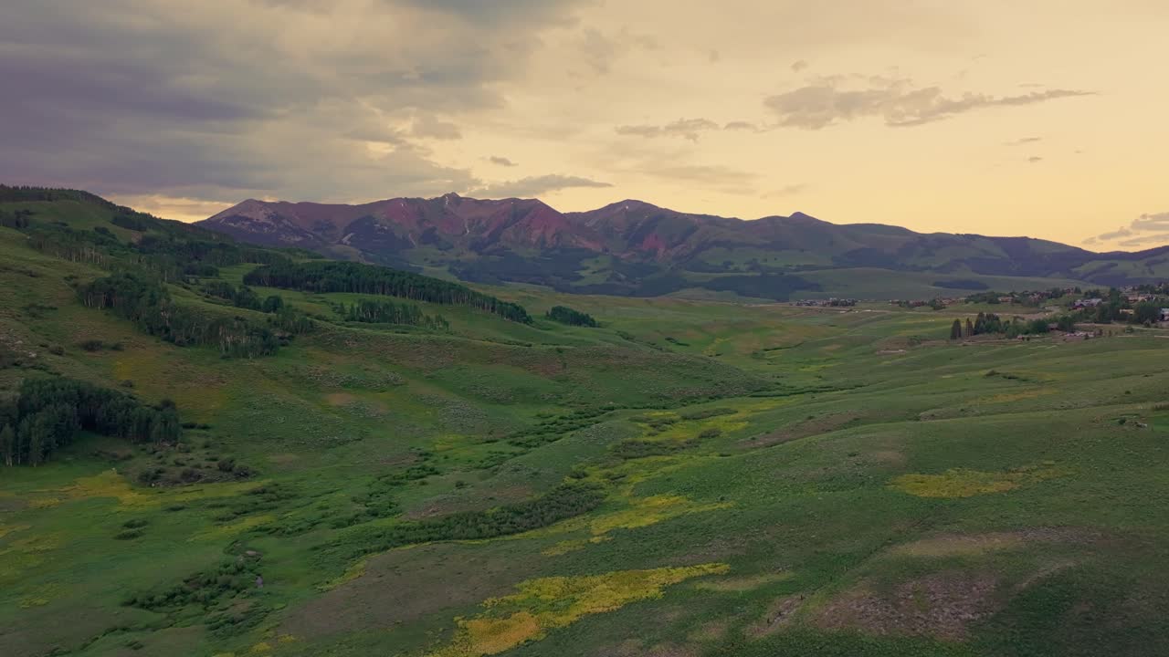 aérea sobre las colinas verdes cerca de la montaña crested butte, colorado, estados unidos