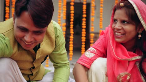la pareja celebra un colorido diwali rangoli - rojo rosa naranja verde