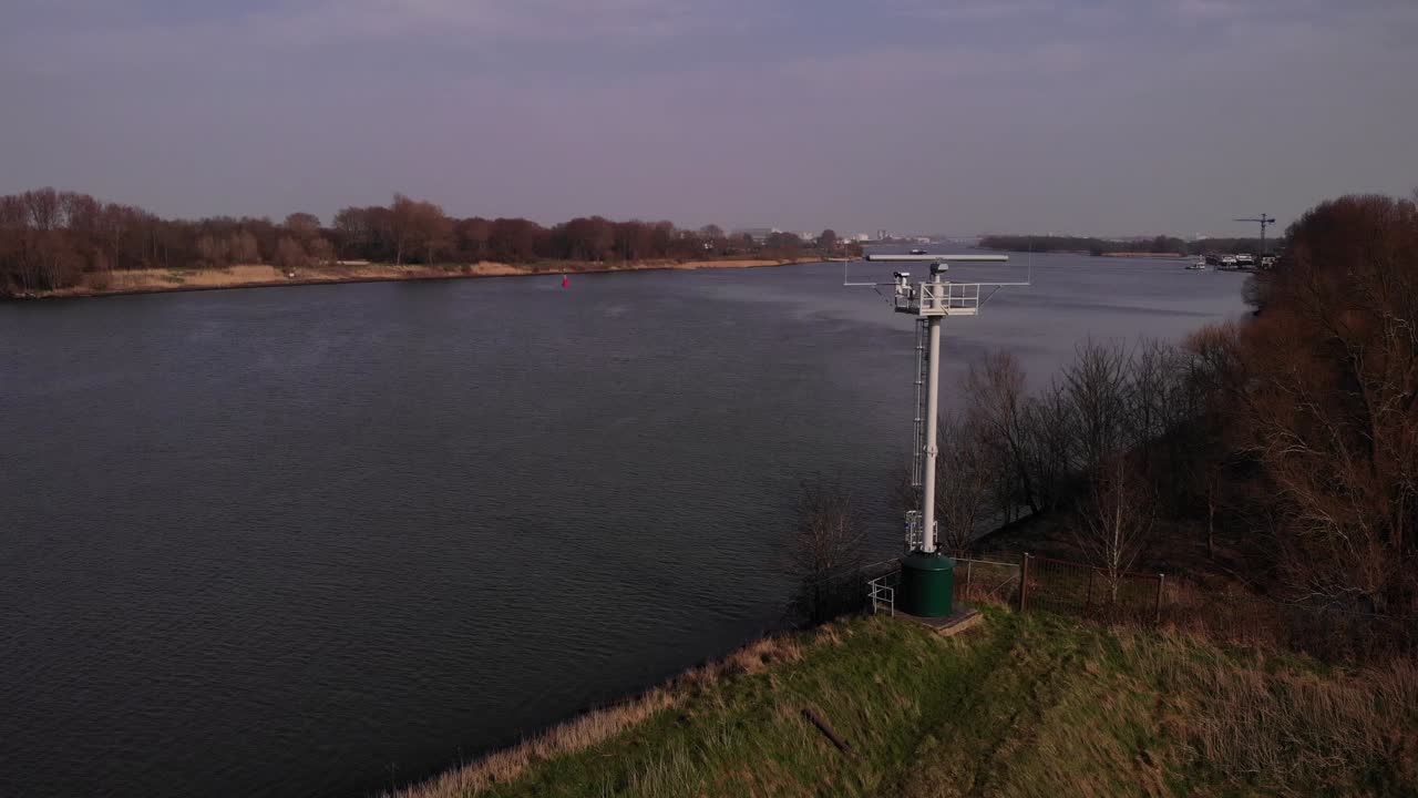 вид с воздуха на вращающуюся радиолокационную вышку на реке