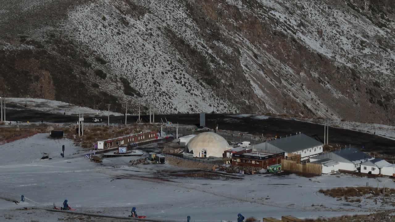 파렐론 아래쪽에 있는 스키 리조트 건물의 공중 회전 샷