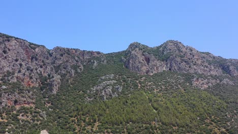 Mittlere-Luftaufnahme-Der-Trockenen-Und-Schroffen-Berggipfel-In-Der-Nähe-Von-Kas,-Türkei,-An-Einem-Sonnigen-Sommertag