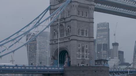 Mittlere-Aufnahme,-Die-Die-Tower-Bridge-In-London-An-Einem-Bewölkten-Tag-Einfängt