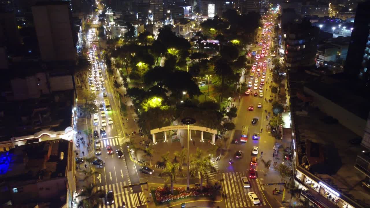 video aéreo drone 4k de la noche lima perú, del "parque kennedy" o "kennedy park" en el distrito de miraflores