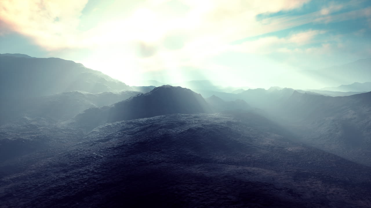 polvo volcánico negro y montañas con niebla en el fondo