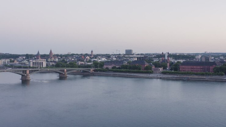 Veduta aerea ascendente con drone di Magonza con duomo, castello, Ponte Theodor Heuss e panorama urbano al tramonto – Fiume Reno, Germania