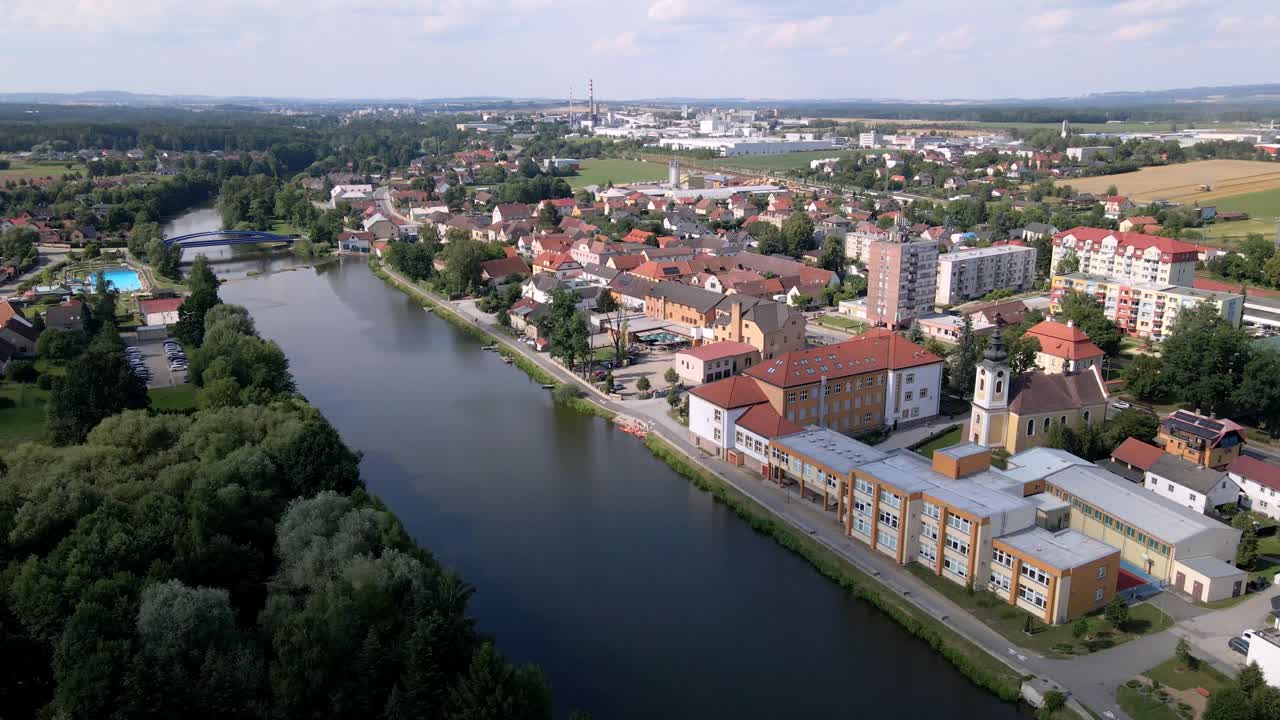 Prachtige drone-opname van de rivier de Luznice met een dam en brug in Plana nad Luznici, Zuid-Bohemen
