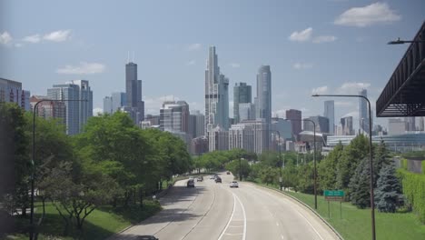 Vista-Lejana-Del-Centro-De-Chicago-Desde-Un-Puente.