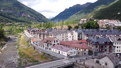 Biescas-En-Huesca,-Aragón,-Pirineos-Españoles,-España---Vista-Aérea-De-Drones-Del-Pueblo-De-Montaña