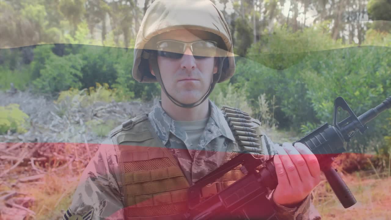Mandlig soldat, der træner i skoven, viser riffel, peger på magasin, kameraet zoomer ud, overlay skifter