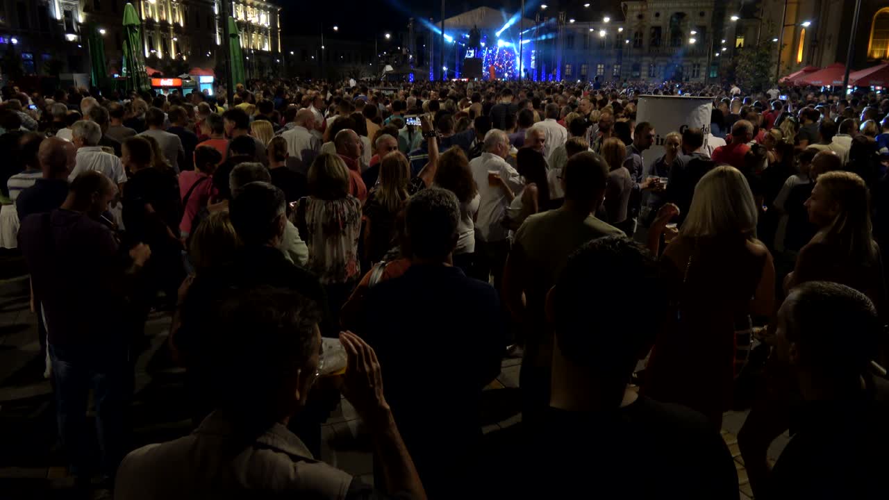 la multitud del concierto nocturno