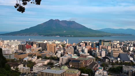 Sakurajima,-Un-Volcán-Muy-Activo-En-La-Isla-De-Kyushu,-En-El-Sur-De-Japón,-A-Lo-Largo-Del-Borde-De-Fuego-Del-Pacífico-Geológicamente-Activo,-Que-Hace-Erupción-Una-Nube-De-Ceniza-Volcánica-Sobre-La-Ciudad-Principal-De-Kagoshima.