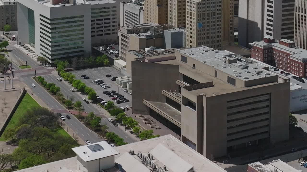 Vista del centro de Dallas desde arriba, donde se ven edificios y aparcamientos