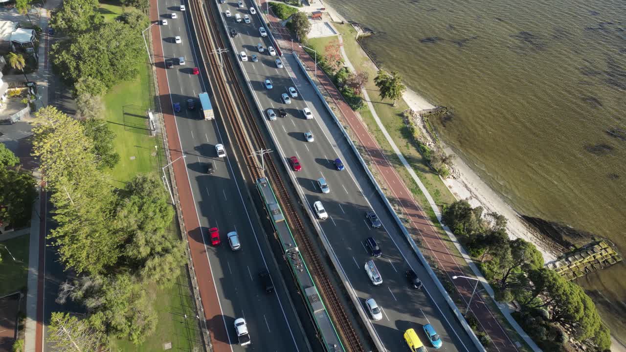 오스트레일리아 서부 퍼스 시의 스완 강  ⁇ 에 있는 교통량이 많은 고속도로의 공중  ⁇ 트 사진