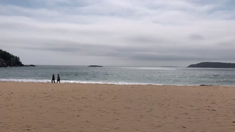 4k-weite-Aufnahme-Eines-Sandstrandes-Im-Acadia-Nationalpark-In-Der-Nähe-Von-Bar-Harbor,-Maine