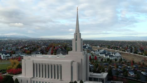 Disparo-De-Pedestal-Aéreo-Del-Templo-Mormón-Oquirrh-De-La-Montaña-Lds-En-El-Sur-De-Jordania,-Utah