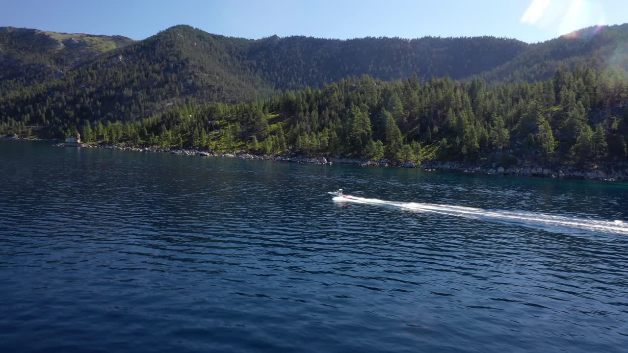 쾌속정 항해 및 무성한 녹색 숲과 산이 있는 물에서 깨어남