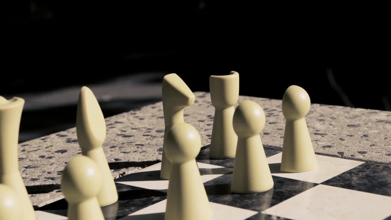 보드 모서리에서 돌리면 다른 조각이 드러납니다.