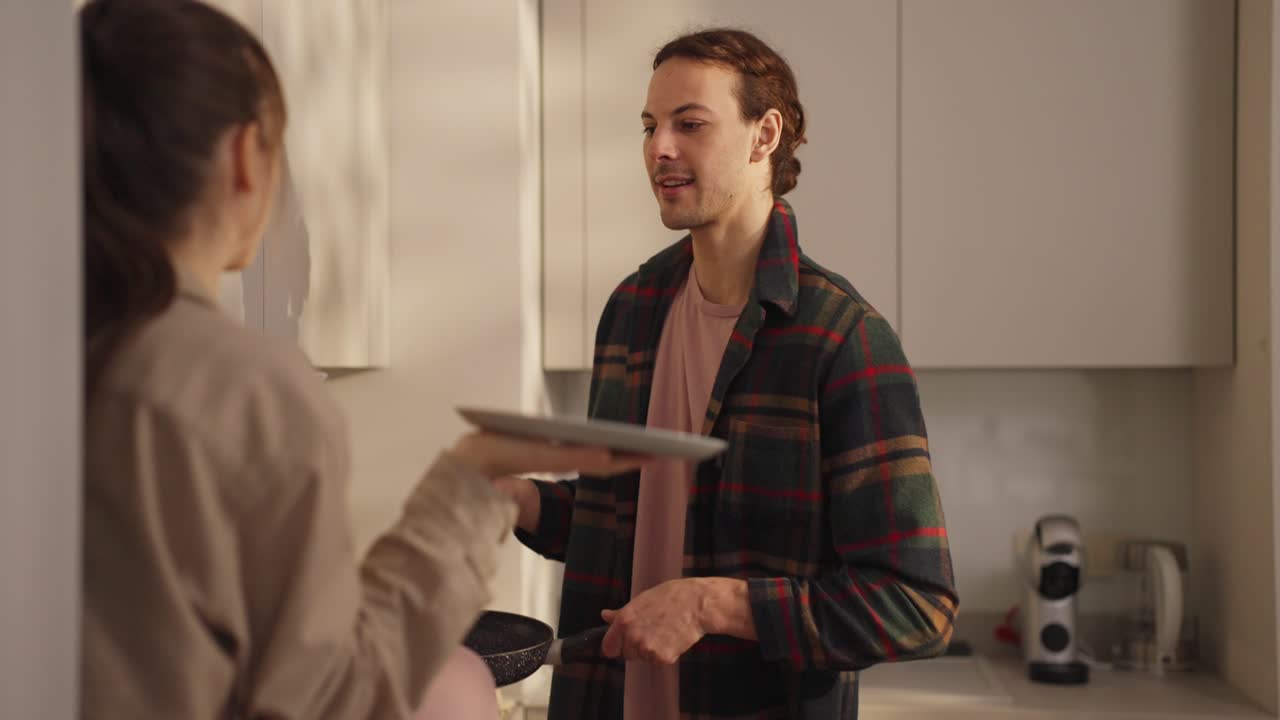 pareja cocinando juntos en la cocina