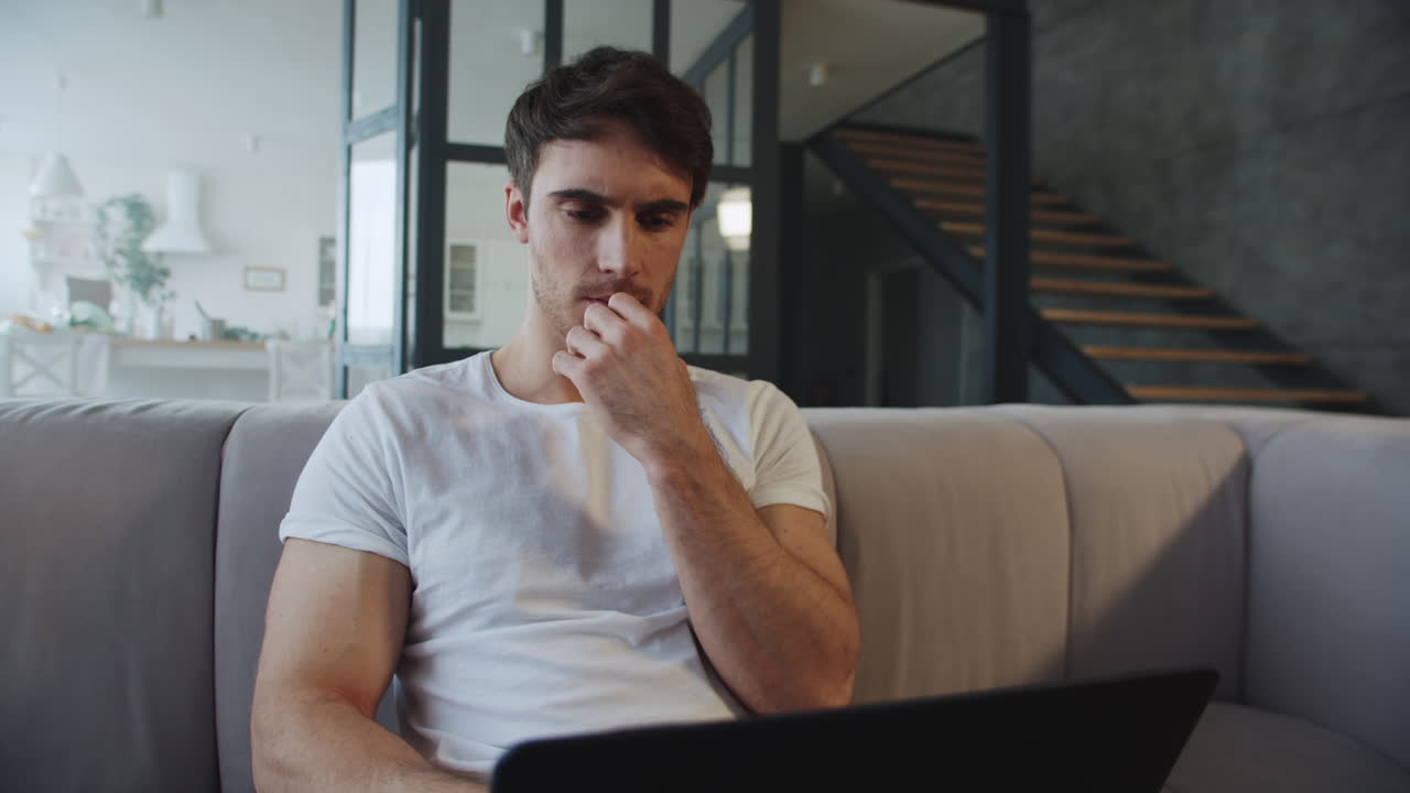 Ritratto di uomo d'affari che usa il laptop in un ambiente di lavoro remoto, al rallentatore.