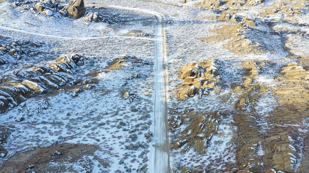 장엄한 산맥의 모습을 드러내는 아름다운 자갈길, 공중 틸팅 샷