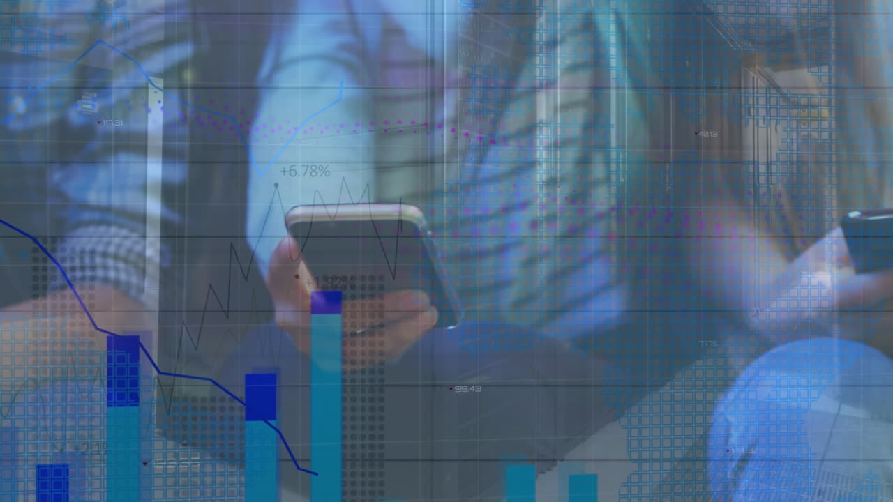 animación de múltiples gráficos sobre la sección media de diversos amigos que utilizan teléfonos inteligentes
