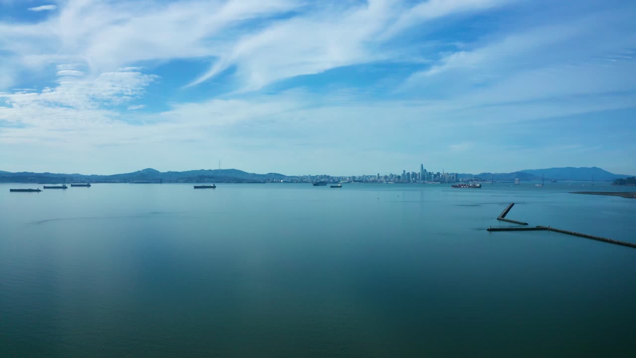 낮 동안 잔잔한 만 물 위의 아름다운 하늘과 구름