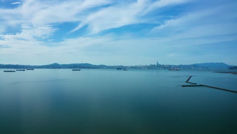 白天平靜的海灣水面上美麗的天空和雲