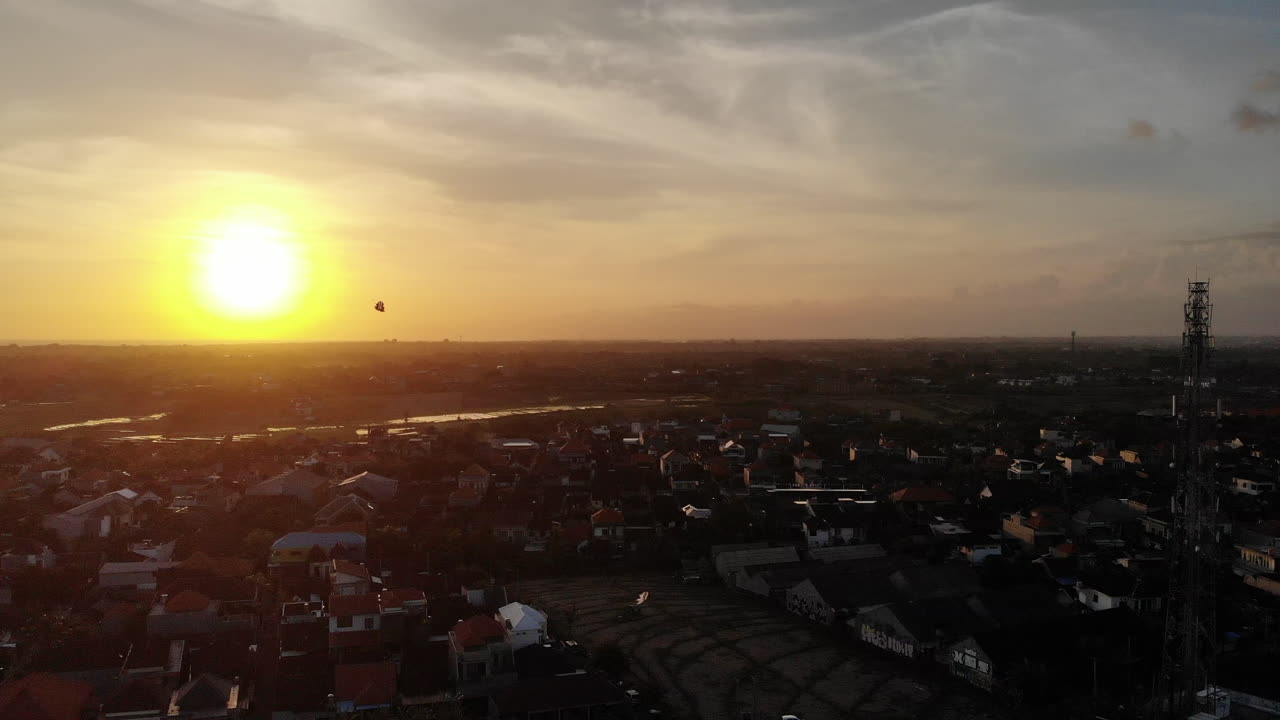놀라운 일몰을 배경으로 날아다니는 장난기 가득한 연 2개 근처에서 하강