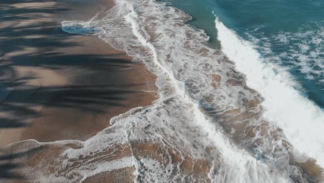 avión volando hacia adelante sobre la playa de sorsogon en un día soleado