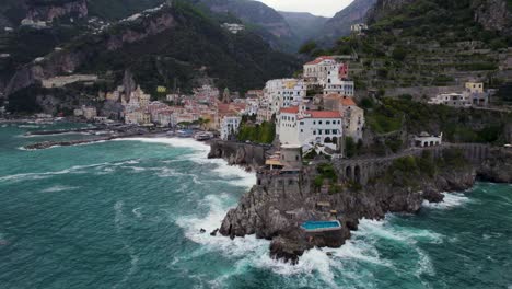 Ciudad-Histórica-De-Amalfi-Enclavada-En-Acantilados-Escarpados-En-Campania,-Italia