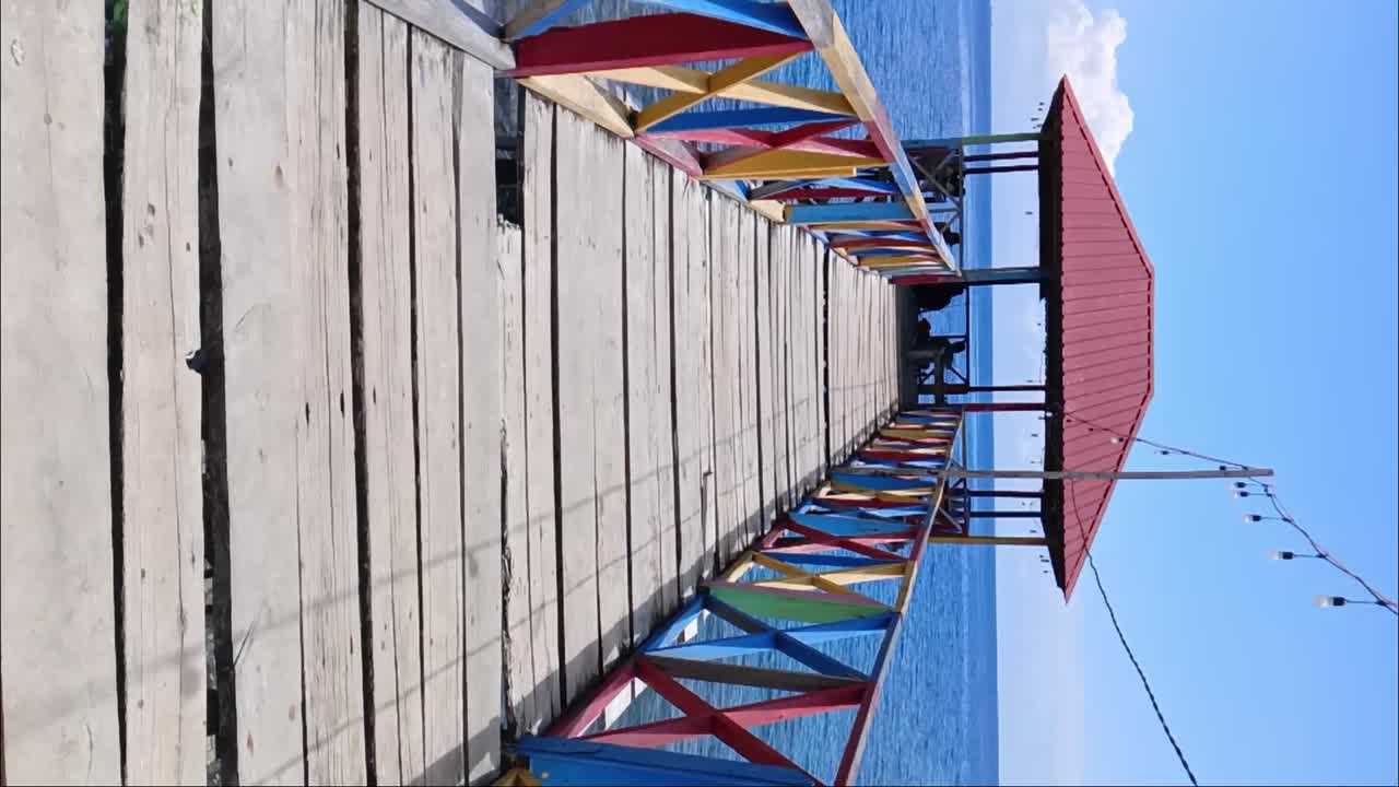 el colorido muelle de madera en la playa de tapandulu, mamuju