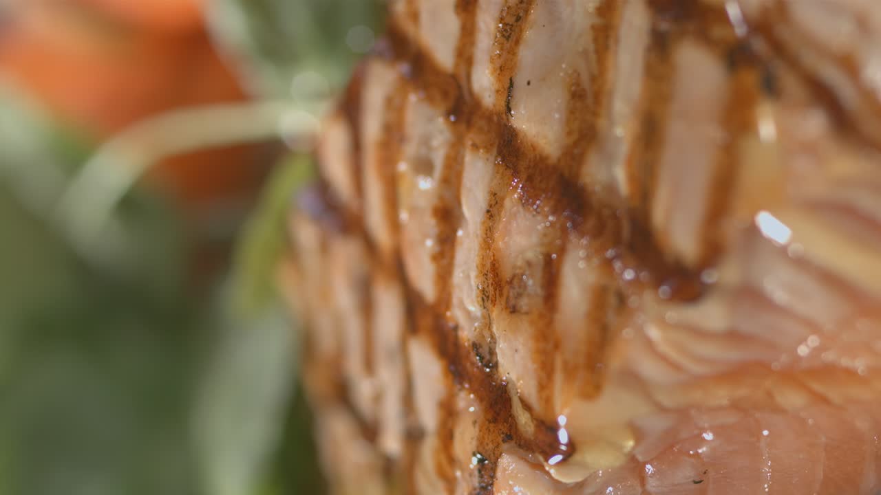 구운 연어 옆 샐러드에 드레싱을 붓는다