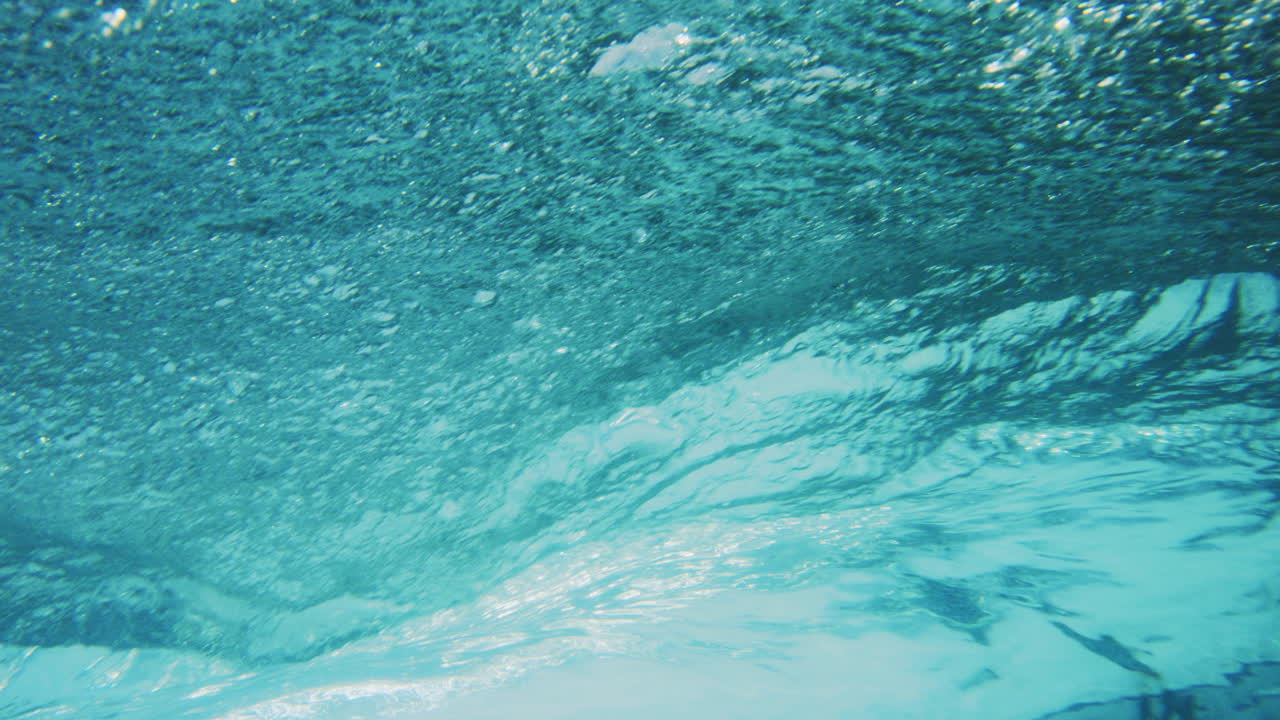 Vista di un paradiso tropicale con sabbie bianche, ripresa da dietro il tubo di un'onda