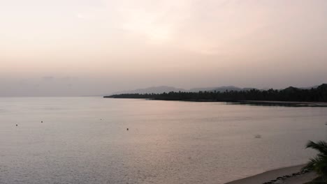 Luftaufnahme-Des-Fantastischen-Strandes-Von-Grand-Bahia-Principe-Bei-Sonnenaufgang,-Halbinsel-Samana,-Dominikanische-Republik