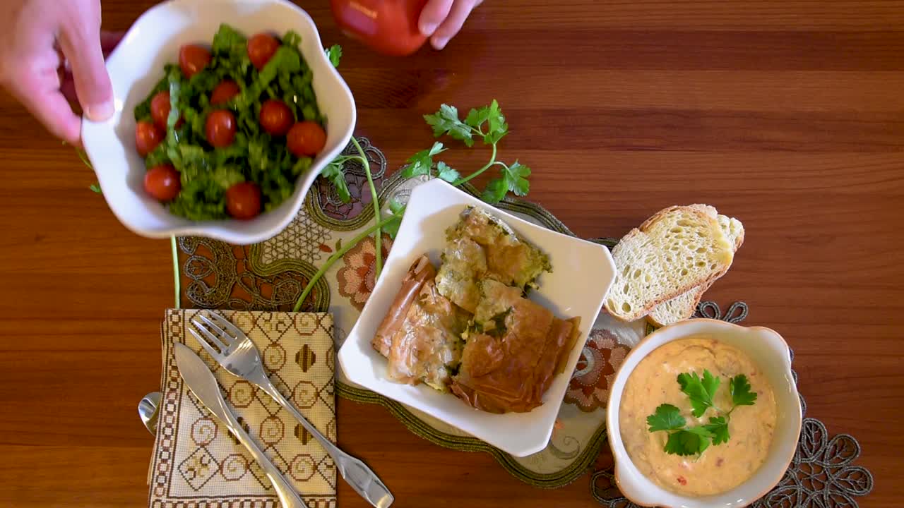 cocina mediterránea saludable, concepto de tres platos para el almuerzo o la cena