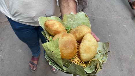 Club-Kachori-Fresco-Celebrado-En-Un-Plato-De-Licencia-Con-Sev-Puri-Al-Lado-De-La-Carretera-En-Kolkata