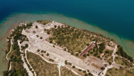 Drone-Disparó-Sobre-La-Ciudad-De-Sirmione,-Lago-De-Garda-Italia