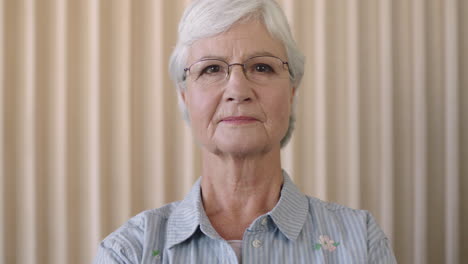 Retrato-De-Una-Hermosa-Anciana-Jubilada-Que-Parece-Pensativa-Y-Seria-Ante-La-Cámara-Con-Gafas